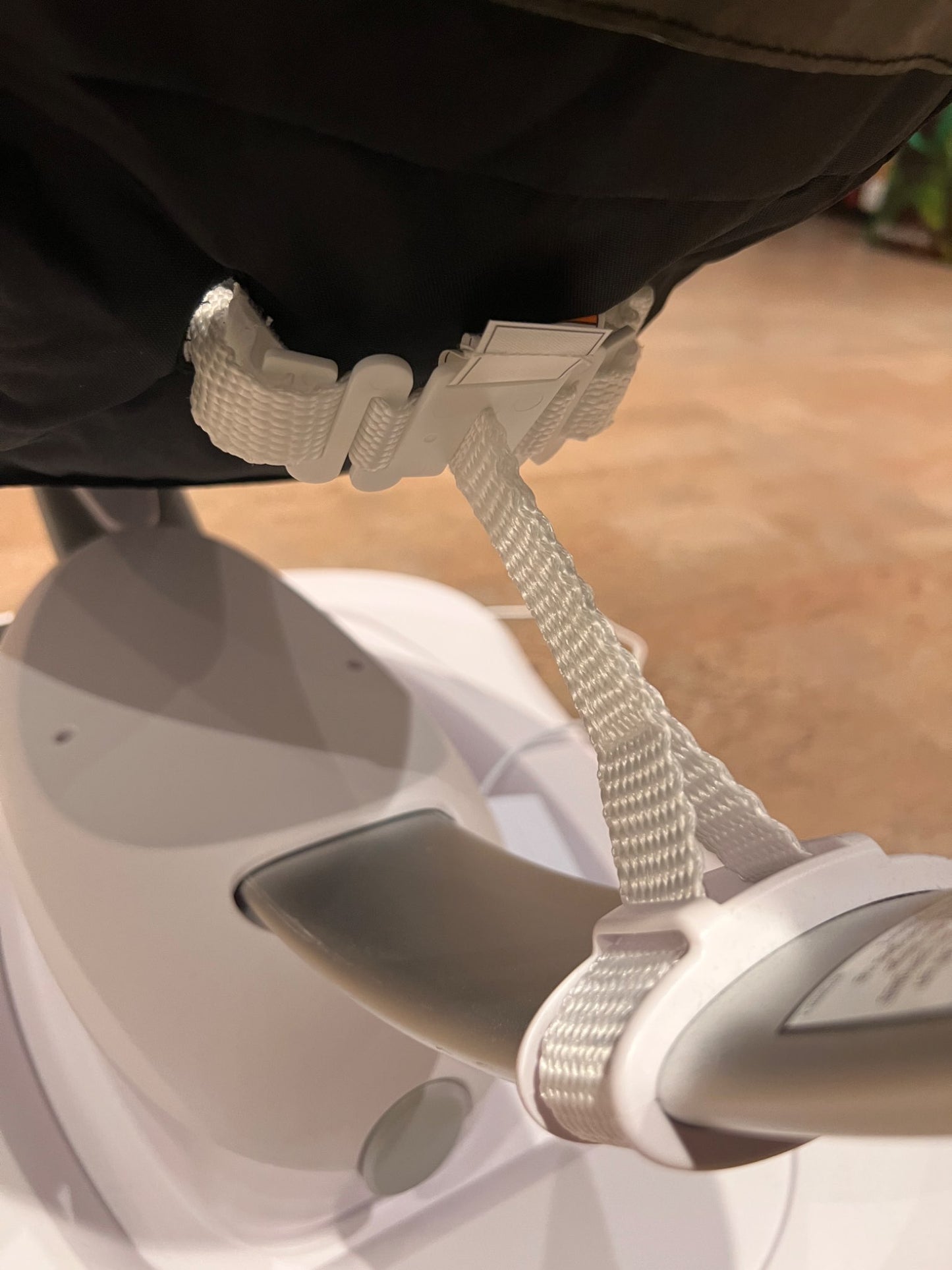 4moms Mamaroo Baby Swing WITH Strap Fastener, Retails $360
