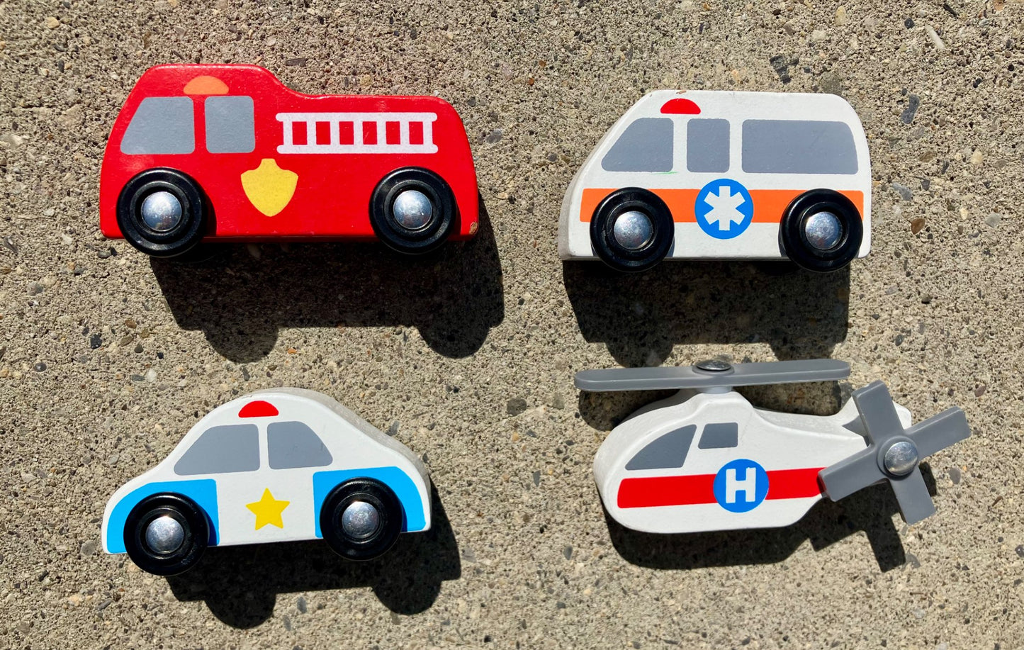 Melissa & Doug Round The City Rescue Rug with 4 Wooden Vehicles (39 x 36 inches)