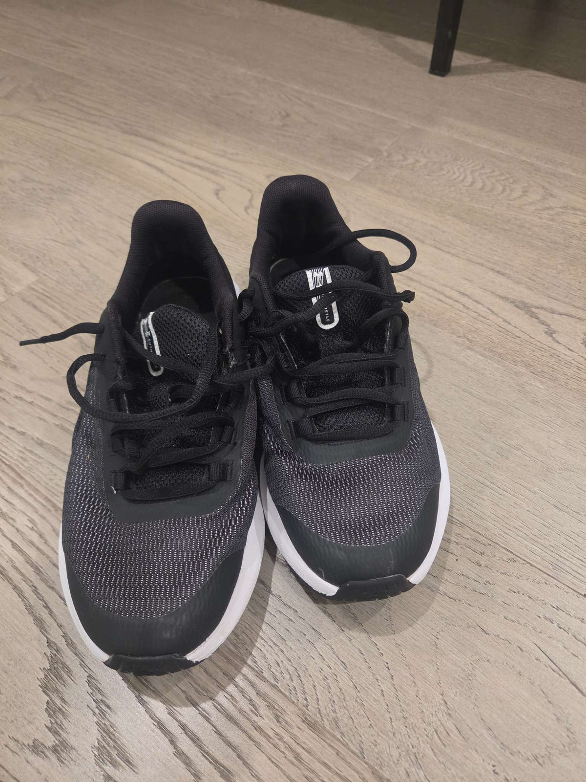 Under Armour boys size 6 runners, Shoes 6 (Big Kids:8–12yr)