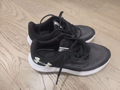 Under Armour boys size 6 runners, Shoes 6 (Big Kids:8–12yr)