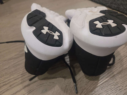 Under Armour boys size 6 runners, Shoes 6 (Big Kids:8–12yr)