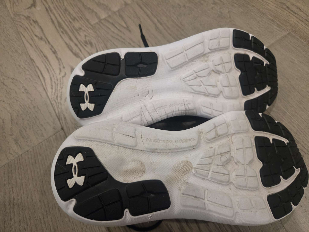 Under Armour boys size 6 runners, Shoes 6 (Big Kids:8–12yr)