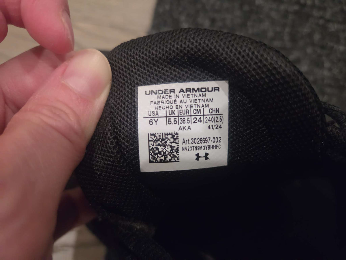 Under Armour boys size 6 runners, Shoes 6 (Big Kids:8–12yr)