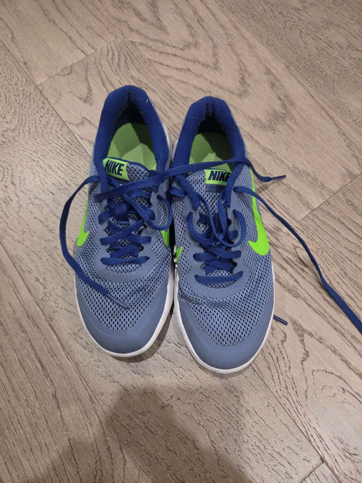 Nike Boys runners size 4, Shoes 4 (Big Kids:8–12yr)
