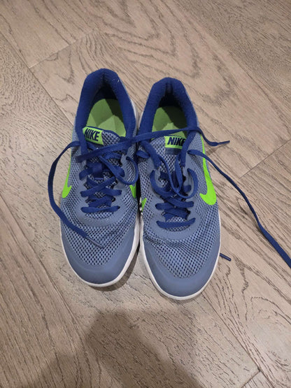 Nike Boys runners size 4, Shoes 4 (Big Kids:8–12yr)
