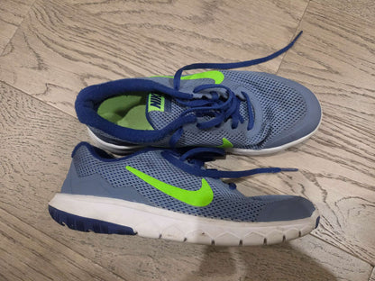 Nike Boys runners size 4, Shoes 4 (Big Kids:8–12yr)