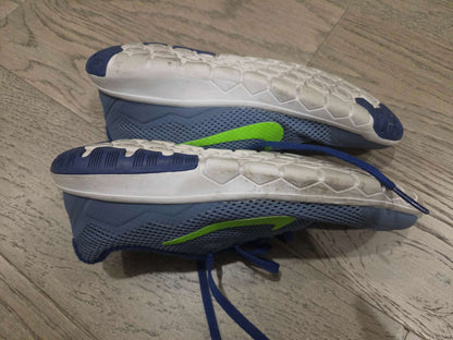 Nike Boys runners size 4, Shoes 4 (Big Kids:8–12yr)