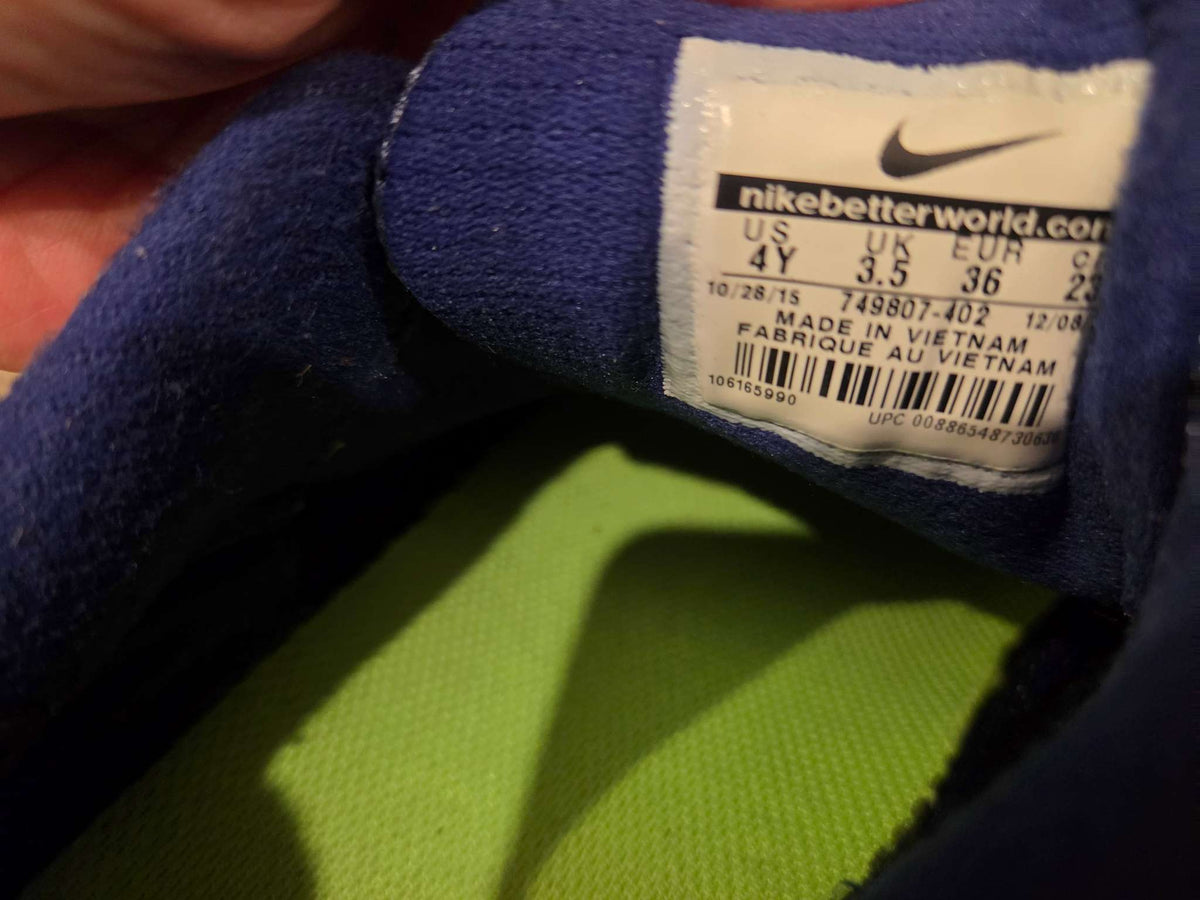 Nike Boys runners size 4, Shoes 4 (Big Kids:8–12yr)