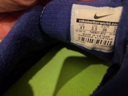 Nike Boys runners size 4, Shoes 4 (Big Kids:8–12yr)