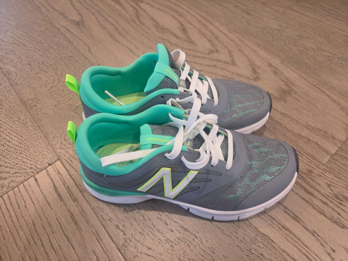 New balance girls sneakers size 6, Shoes 6 (Big Kids:8–12yr)