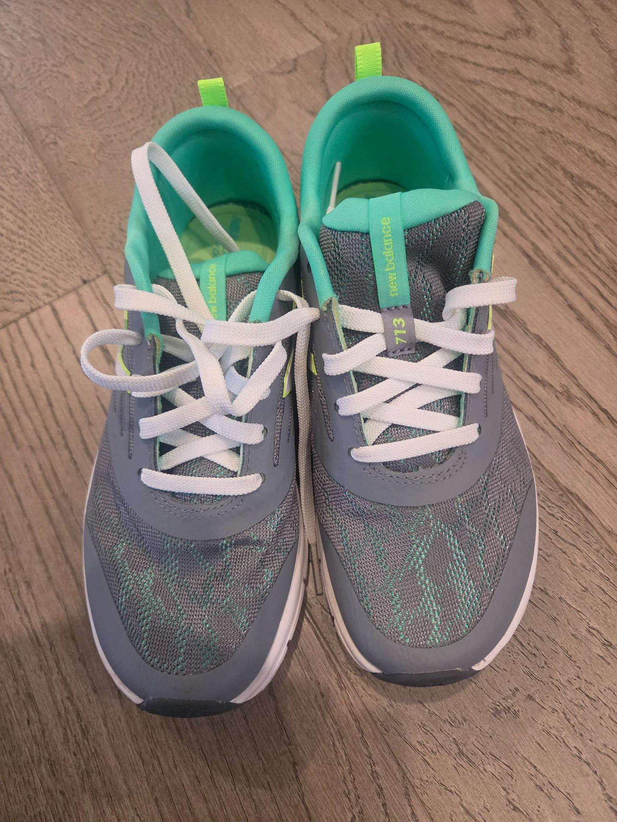 New balance girls sneakers size 6, Shoes 6 (Big Kids:8–12yr)