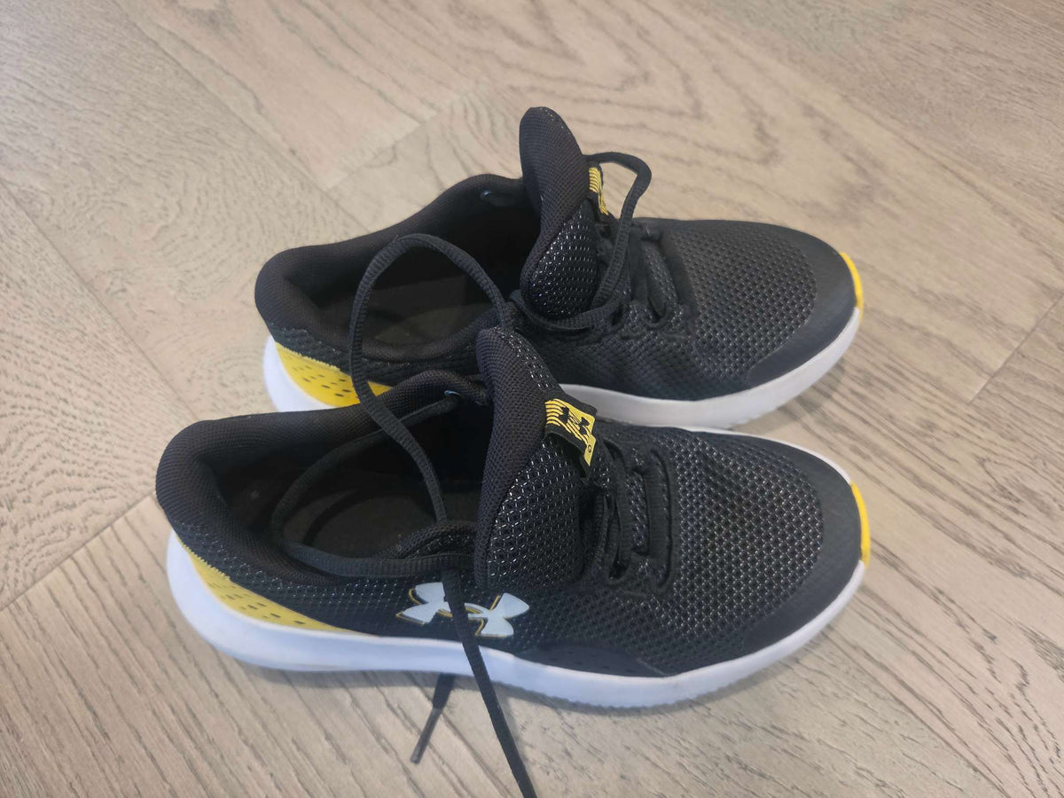 Under Armour boys runnners size 5, Shoes 5 (Big Kids:8–12yr)