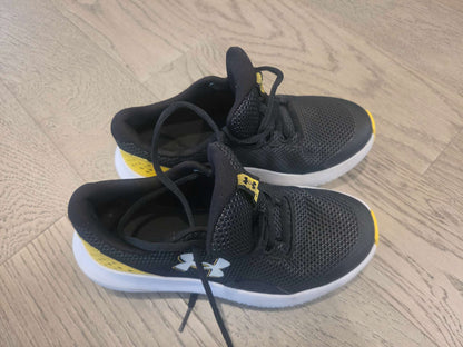 Under Armour boys runnners size 5, Shoes 5 (Big Kids:8–12yr)