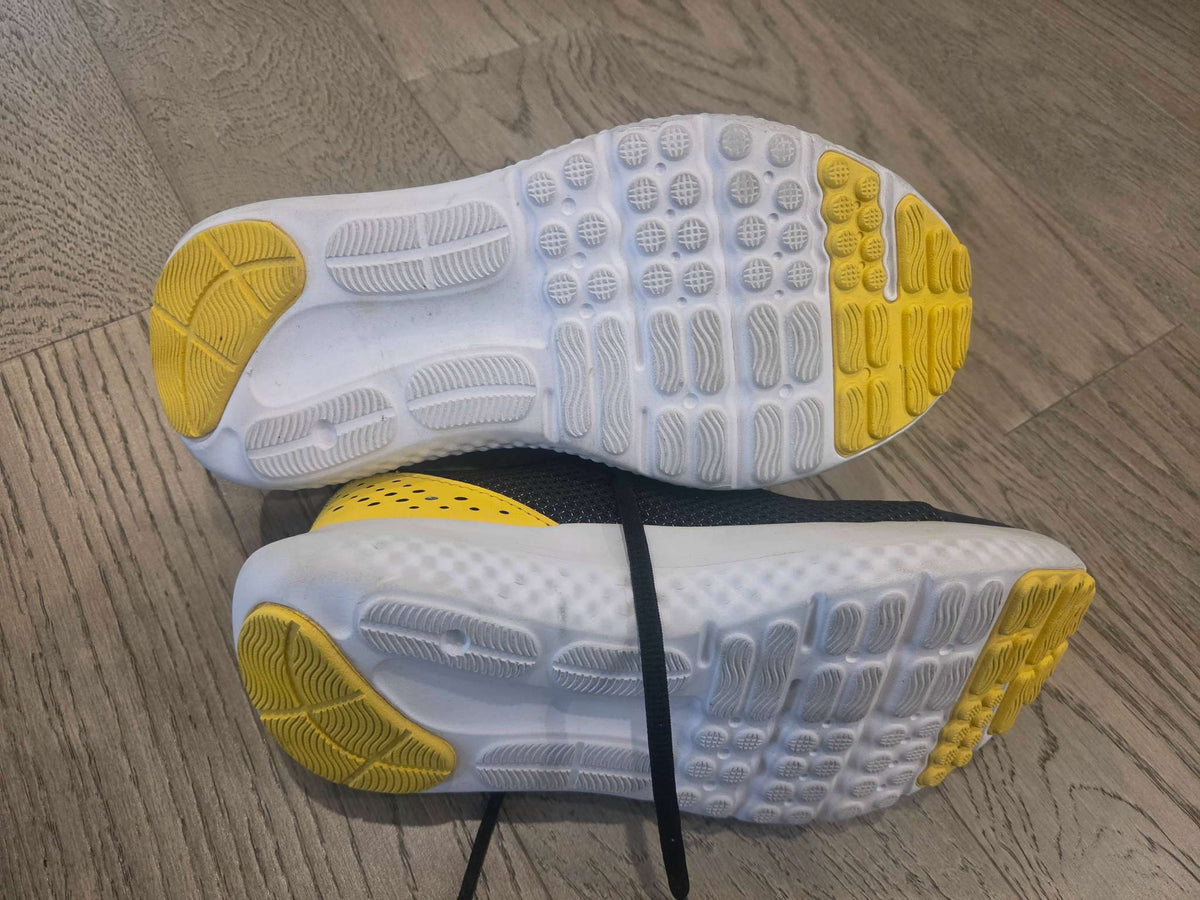 Under Armour boys runnners size 5, Shoes 5 (Big Kids:8–12yr)