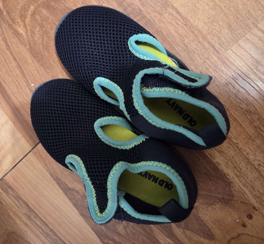Old Navy Swimming shoes size 9 (Priced 26.99), Shoes 9 (Toddler:2-4yr)