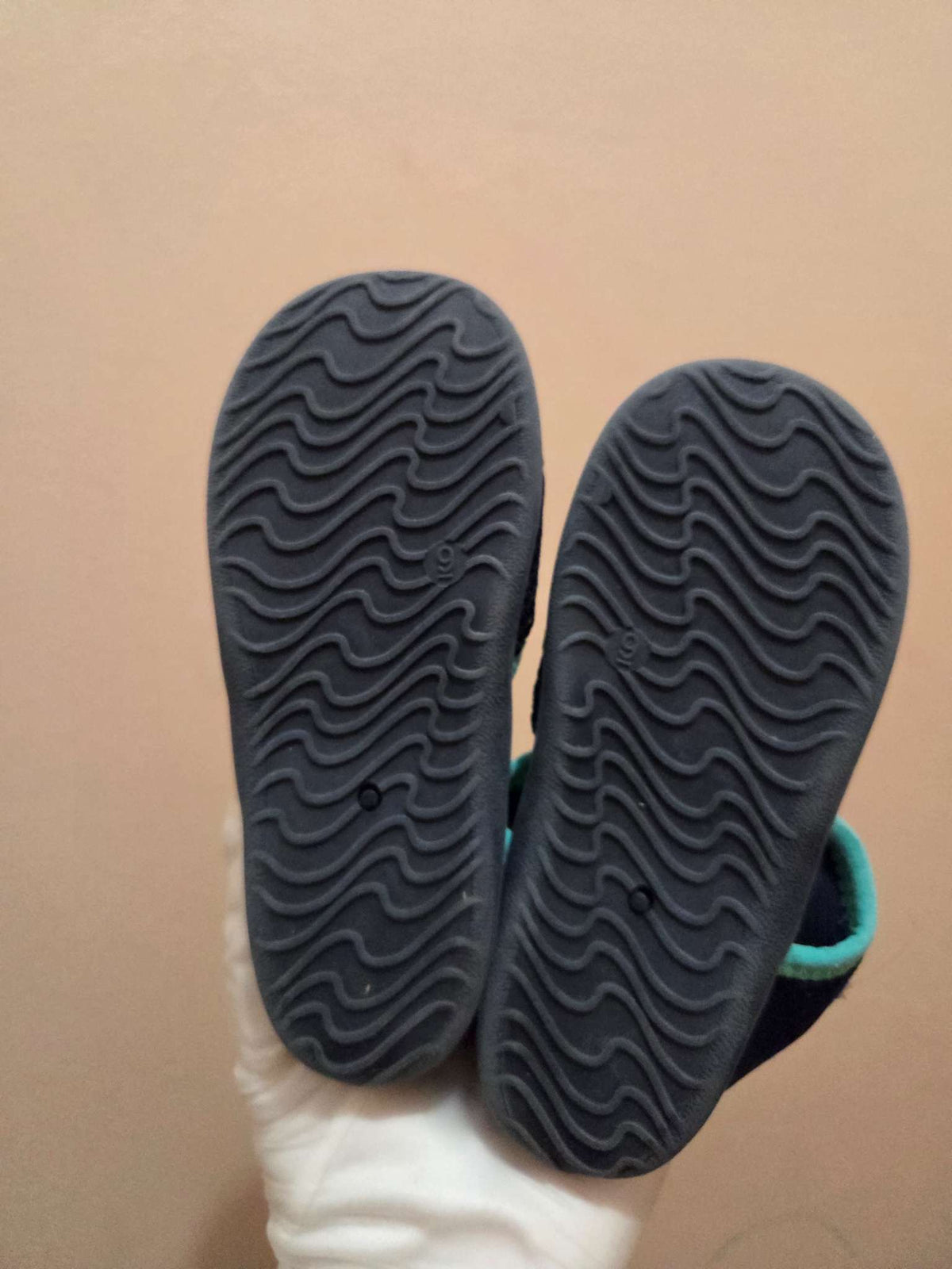 Old Navy Swimming shoes size 9 (Priced 26.99), Shoes 9 (Toddler:2-4yr)
