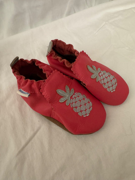 18-24 Month Robeez Slippers with Pineapples , Shoes 5 (Walkers:12-24 mth)