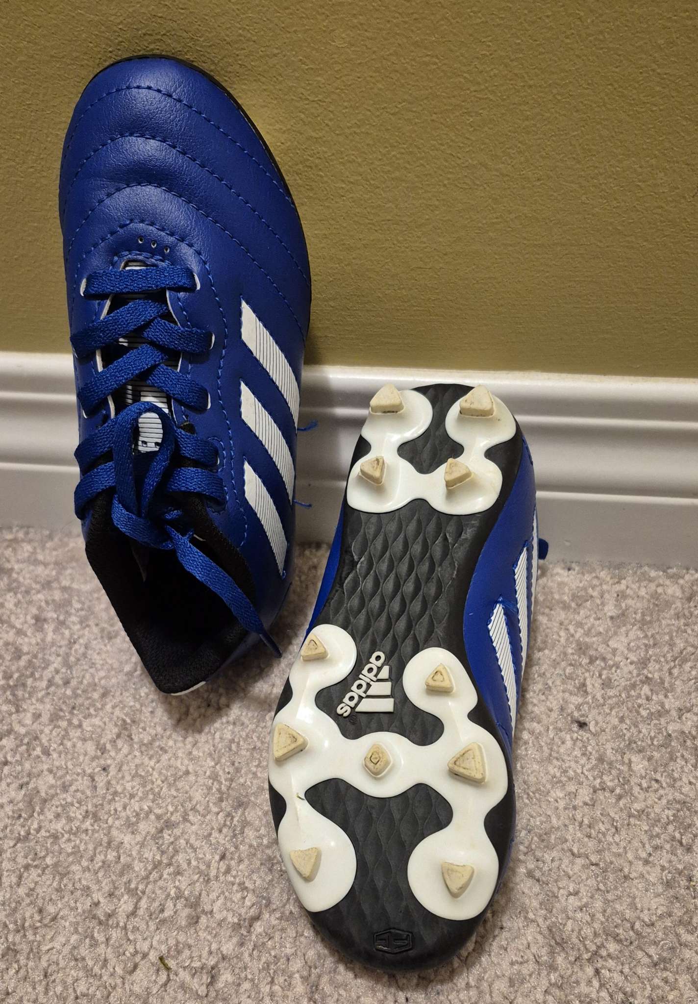 Kids soccer cleats & shin pads, Shoes 10.5 (Toddler:2-4yr)
