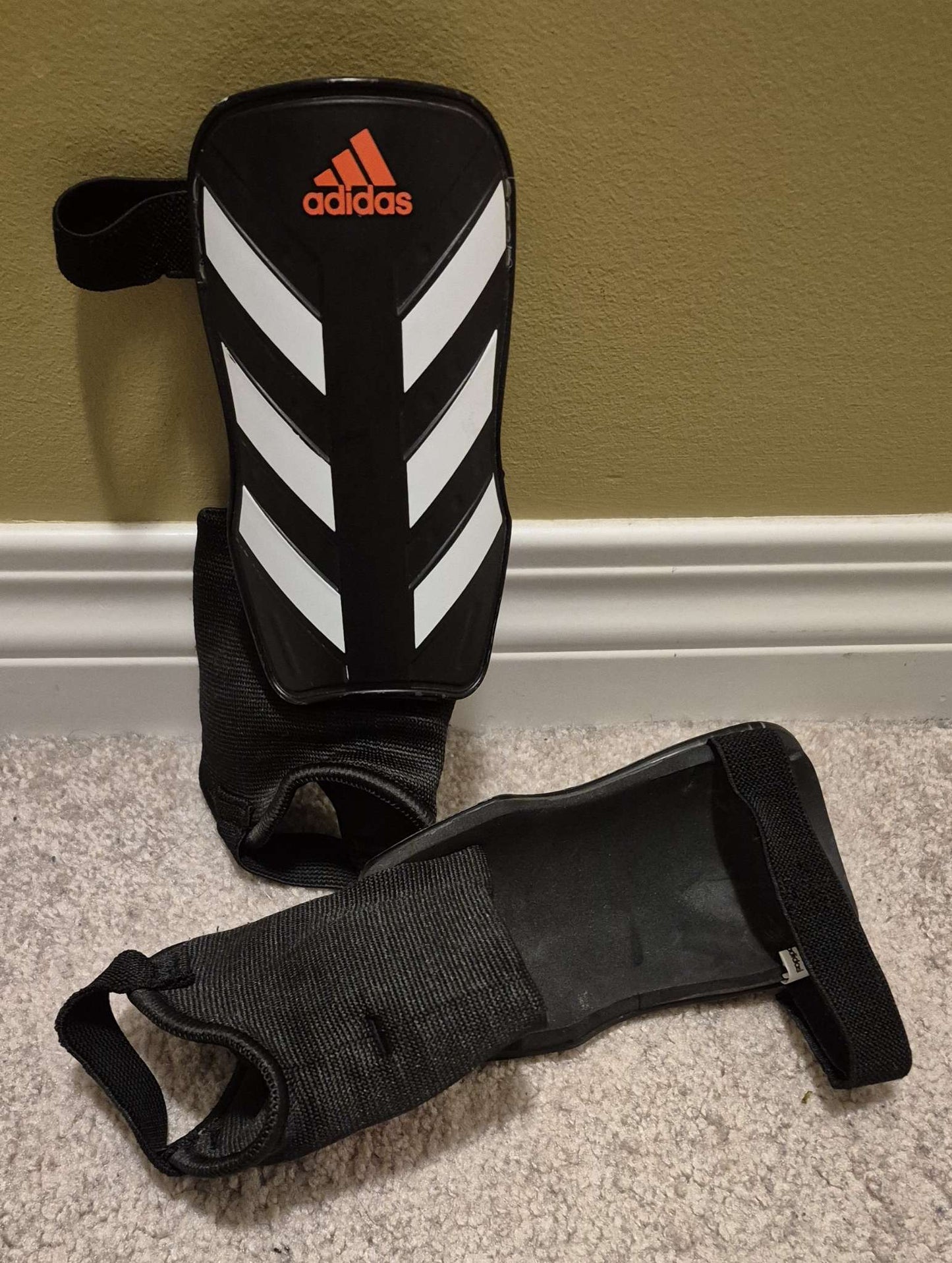 Kids soccer cleats & shin pads, Shoes 10.5 (Toddler:2-4yr)