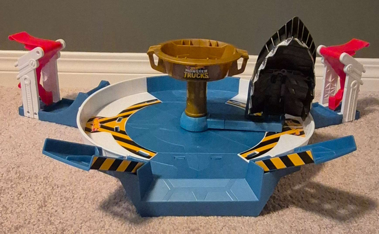 Hot Wheels Monster Trucks Mecha Shark Face-Off Playset