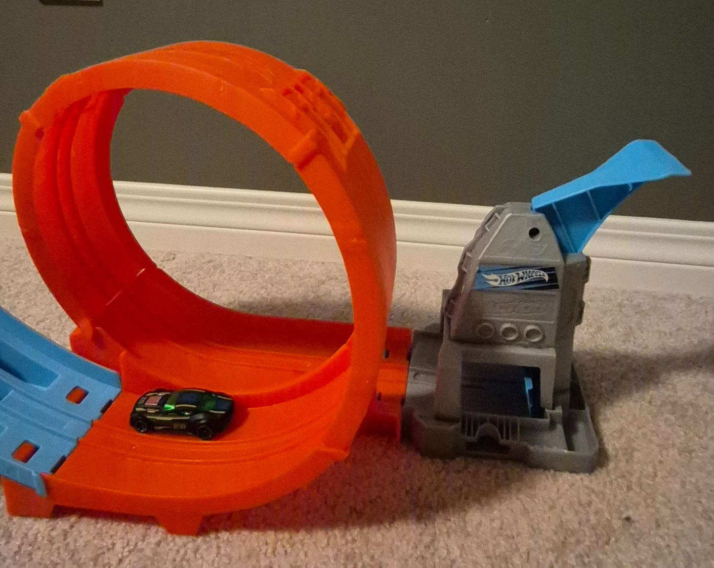 Hot Wheels Loop Stunt Champion track set