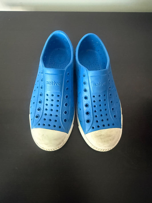 Natives size JR 1, Shoes 1 (Kids:4-8yr)