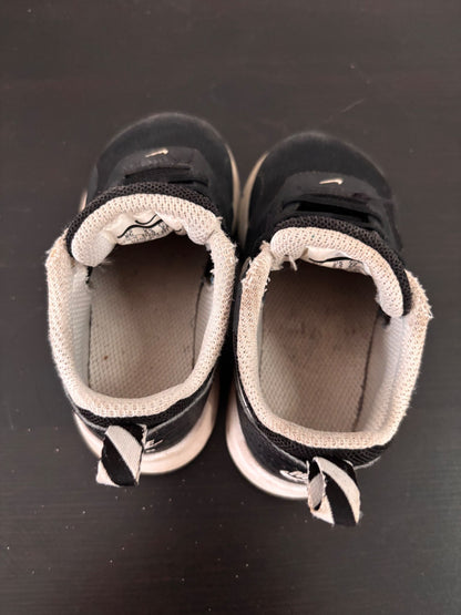 Black Nike Toddler Shoes, Shoes 7 (Walkers:12-24 mth)