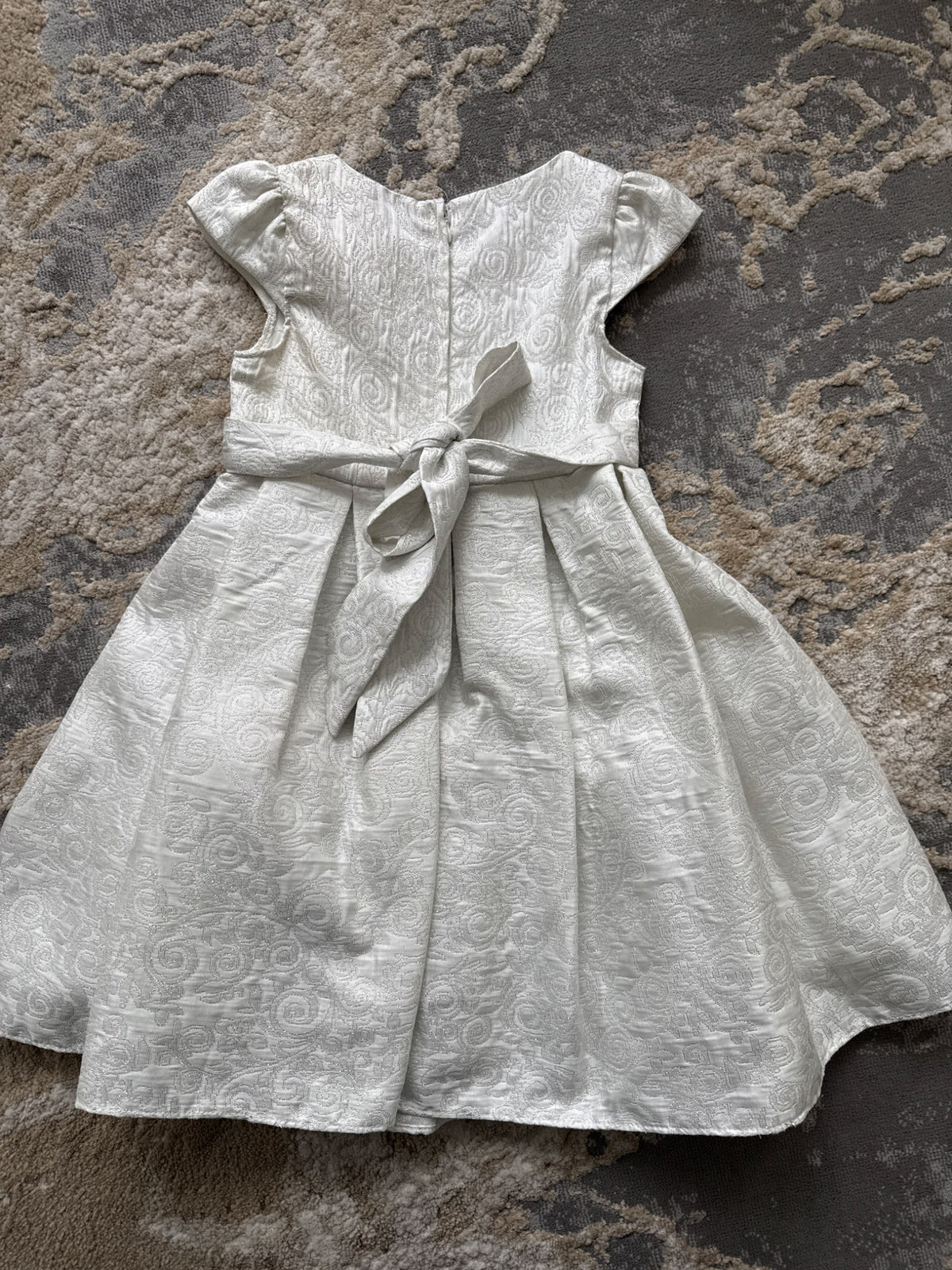 Princess faith size 6 white dress with silver thread design, Kids 6/6X