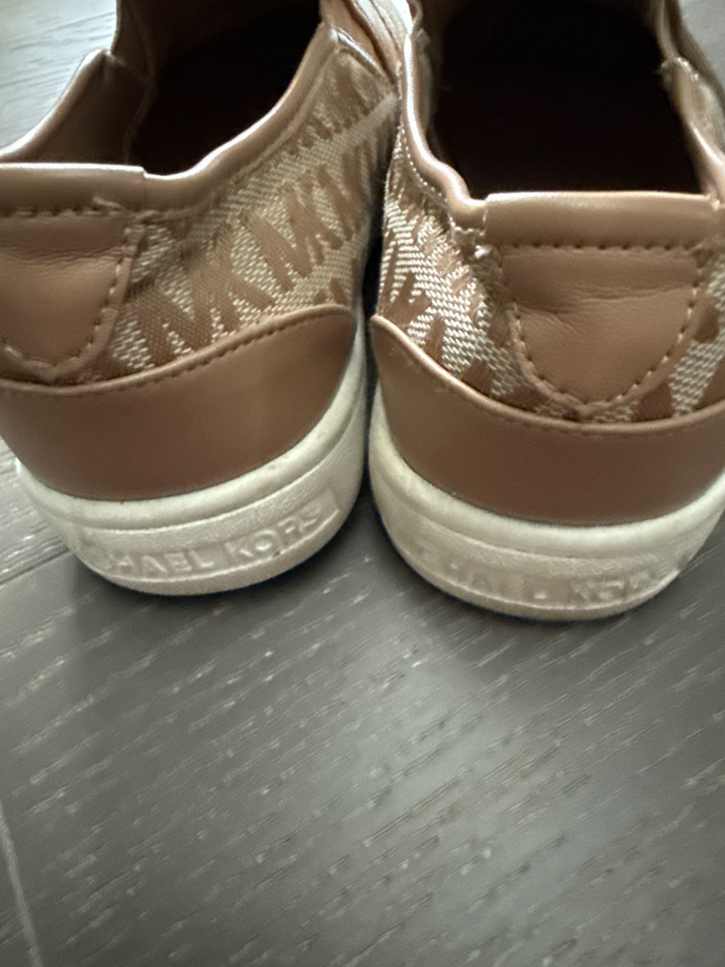 Micheal kors Size 1 logo tan girls slip on, Shoes 1 (Kids:4-8yr)