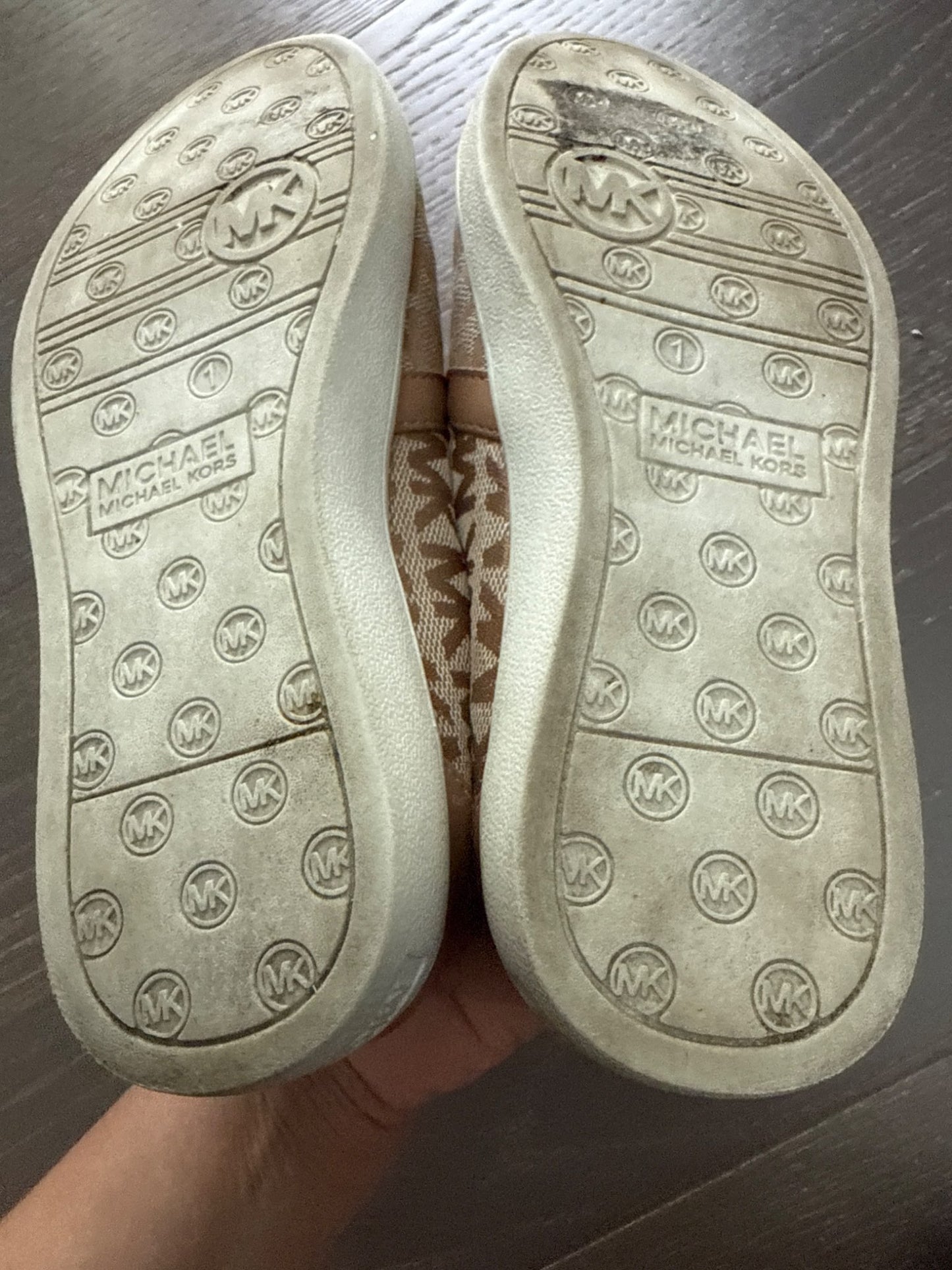 Micheal kors Size 1 logo tan girls slip on, Shoes 1 (Kids:4-8yr)