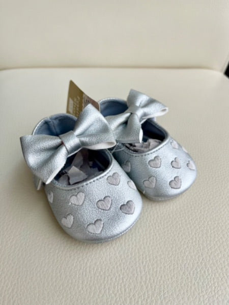 Small shop 0-6m baby moccasins with hearts and bows, silver, brand new with tags