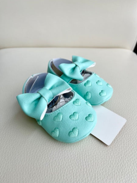 Small shop 0-6m baby moccasins with hearts and bows, light blue, brand new with tags