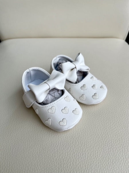 Small shop 0-6m baby moccasins with hearts and bows, white, brand new with tags