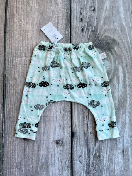 Small shop handcrafted 6-12m baby slouchy pants/sweatpants, clouds, new with tags, Kids 12 Month (9-12M)