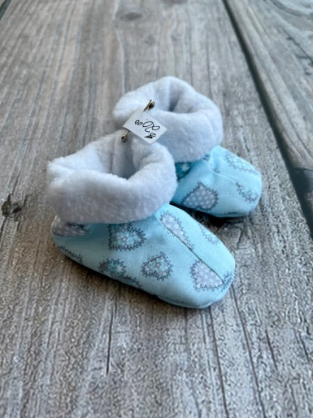 Small shop baby booties 0-6m, light blue/hearts, new