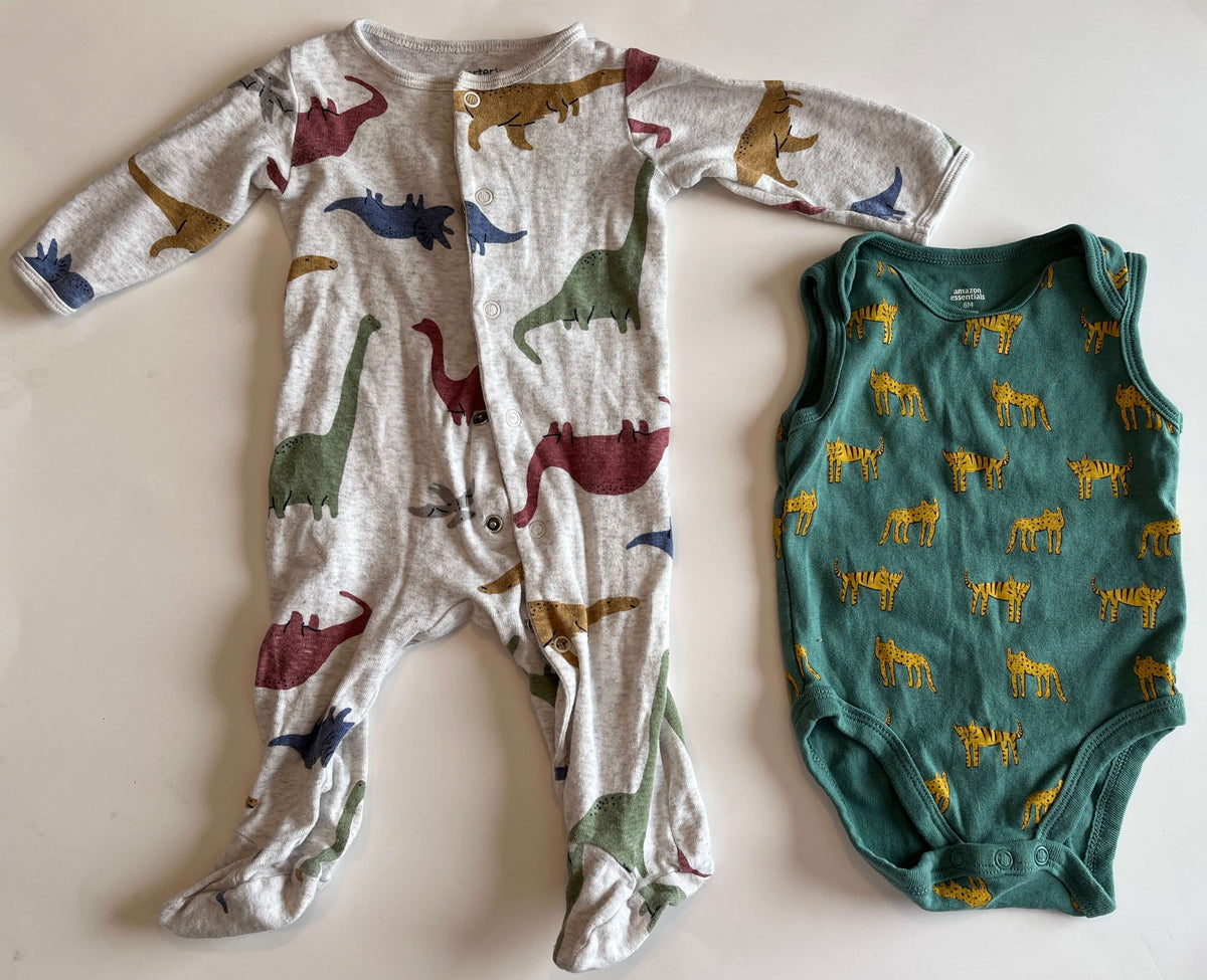 Set of 6 Month boys sleeper (Carters) and Short sleeve onesie (amazon essentials), Kids 6 Month (3-6M)