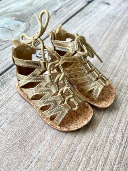 Osh Kosh size 5 girls gold gladiator style sandals, excellent used condition, Shoes 5 (Walkers:12-24 mth)