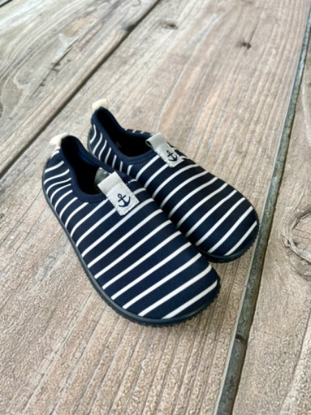 H&M size 1 boys navy white striped water shoes, pool shoes, like new condition, Shoes 1 (Kids:4-8yr)