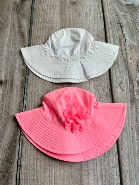 Carter’s size 2-4T girls wide brimmed sun hats, summer hats, set of 2