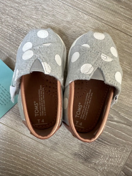 New in box girls' Toms shoes