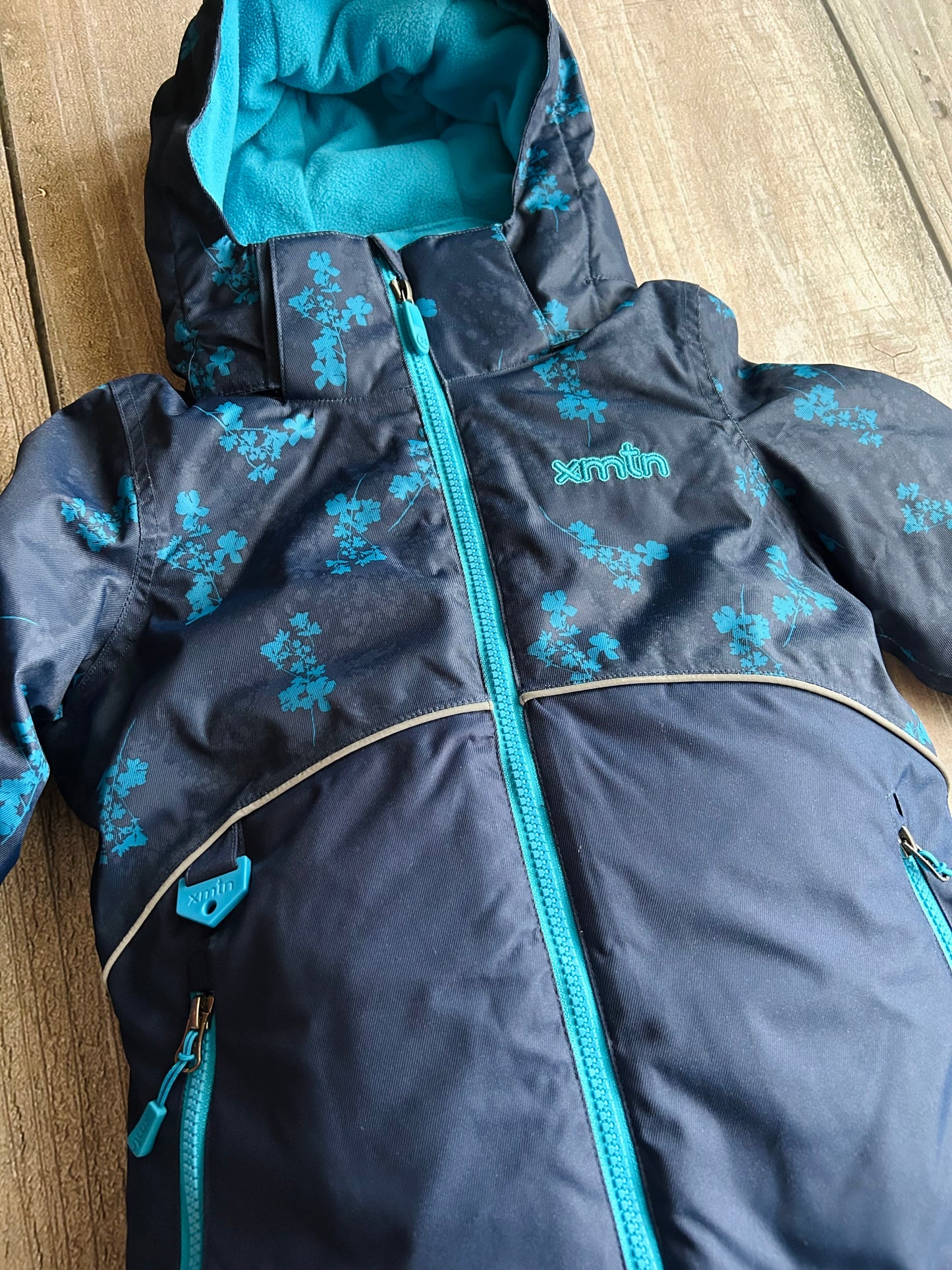 Xmtn size 6 girls 2-piece snowsuit, winter jacket and snow pants, dark blue and blue floral, like new, Kids 6/6X (extra small)