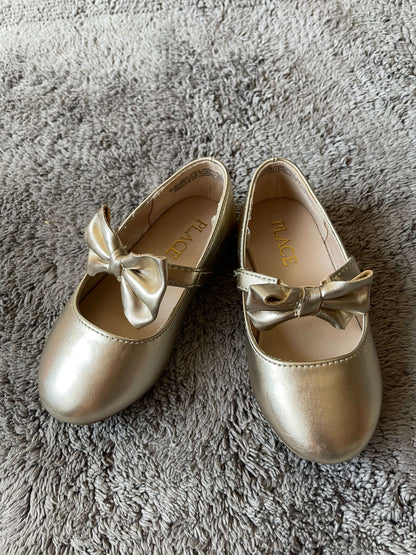 Children’s place size 6 gold bow shoes , Shoes 6 (Walkers:12-24 mth)