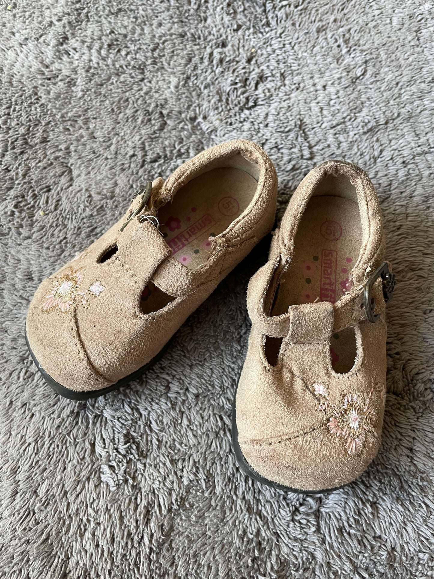 Smart Fit size 5.5 girls beige flower shoes , Shoes 5.5 (Walkers:12-24 mth)