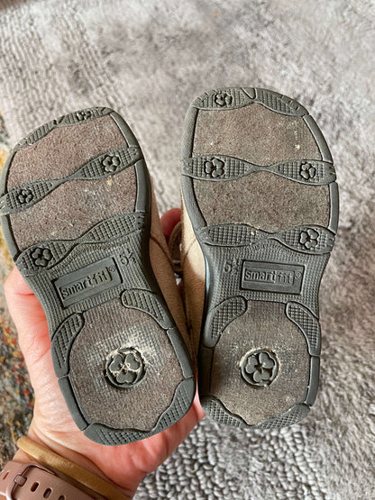 Smart Fit size 5.5 girls beige flower shoes , Shoes 5.5 (Walkers:12-24 mth)