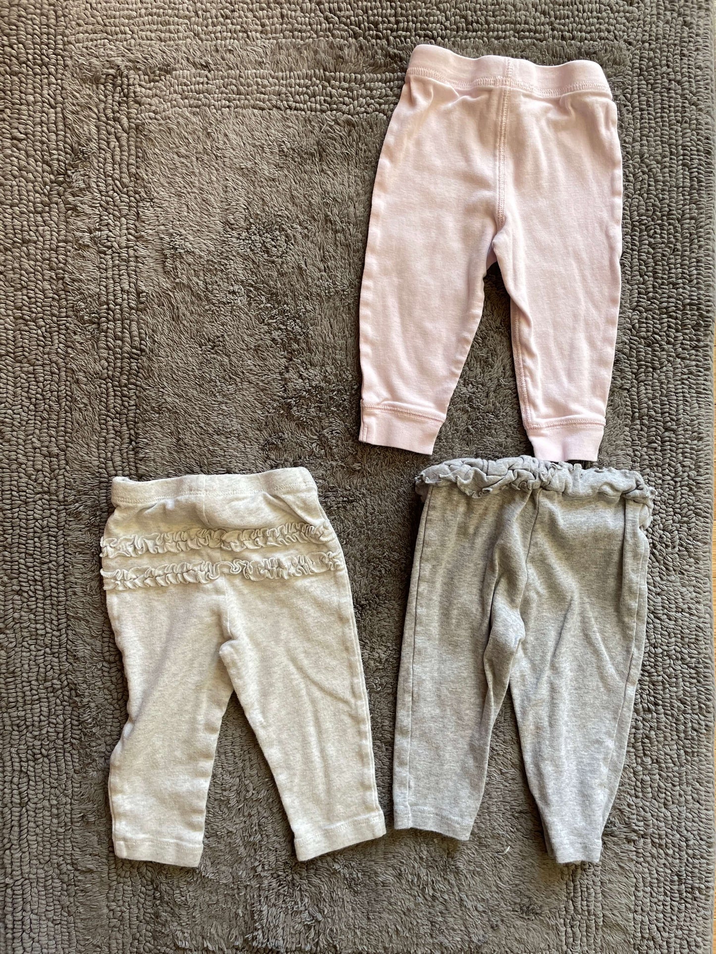 Carter's 9M bundle- 2 long sleeved tops, 4 pairs of pants, Kids 9 Month (6-9M)