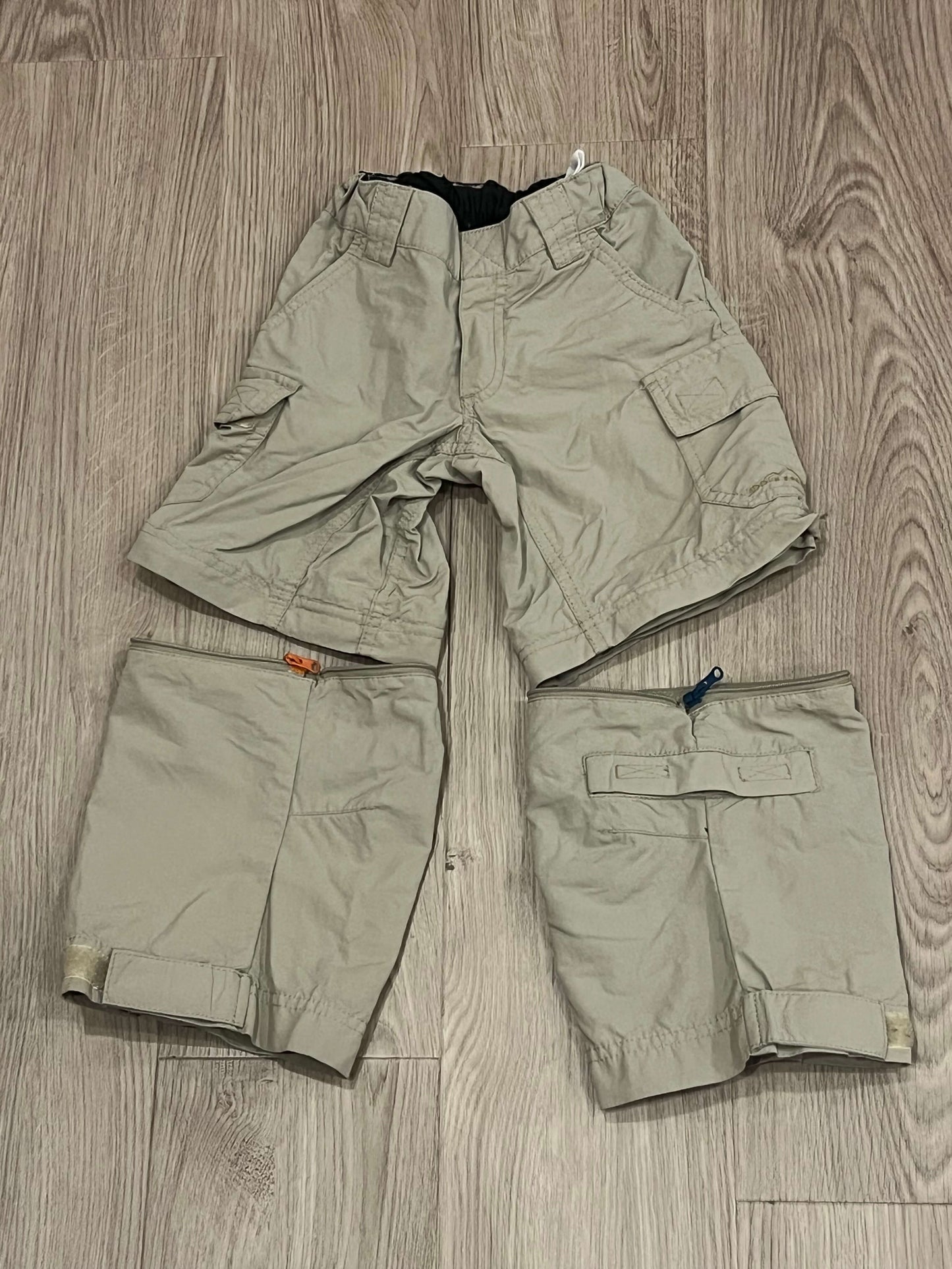 Boys Blue Guess ‘Lion’ T-shirt size 2T and Eddie Bauer Khaki Cargo Zip-off pants size XXS, VGUC, Kids 2T