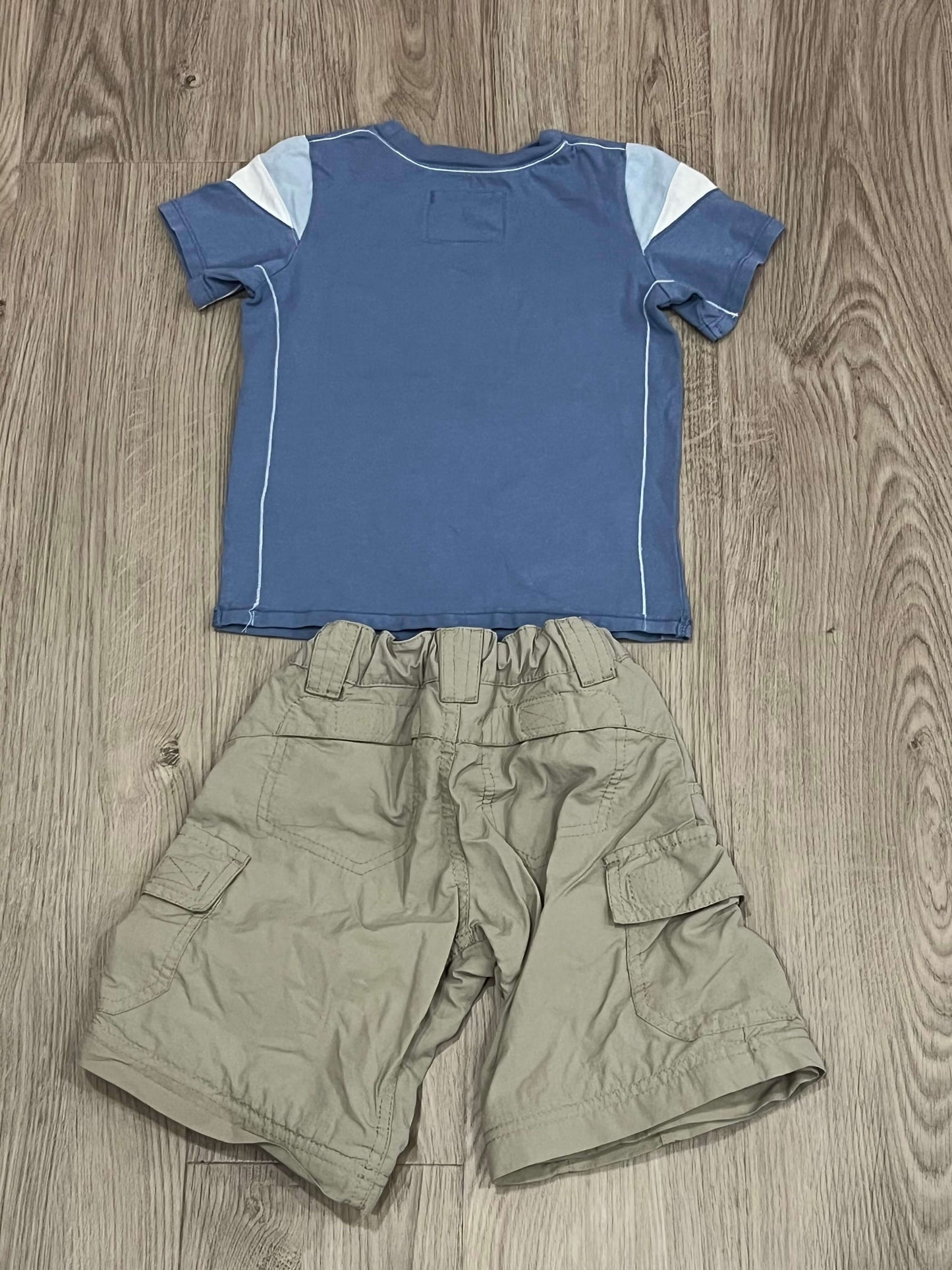 Boys Blue Guess ‘Lion’ T-shirt size 2T and Eddie Bauer Khaki Cargo Zip-off pants size XXS, VGUC, Kids 2T