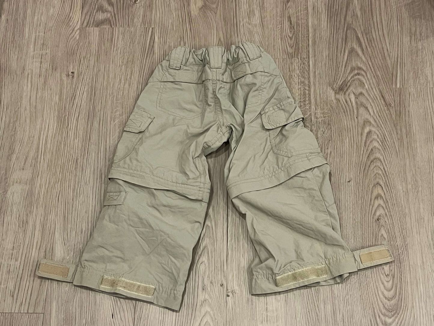 Boys Blue Guess ‘Lion’ T-shirt size 2T and Eddie Bauer Khaki Cargo Zip-off pants size XXS, VGUC, Kids 2T