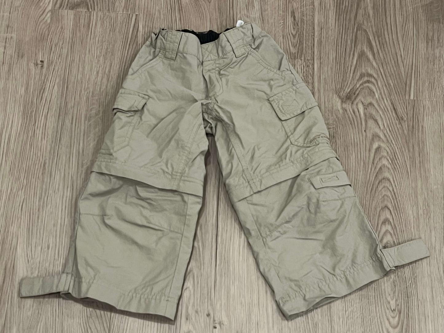 Boys Blue Guess ‘Lion’ T-shirt size 2T and Eddie Bauer Khaki Cargo Zip-off pants size XXS, VGUC, Kids 2T