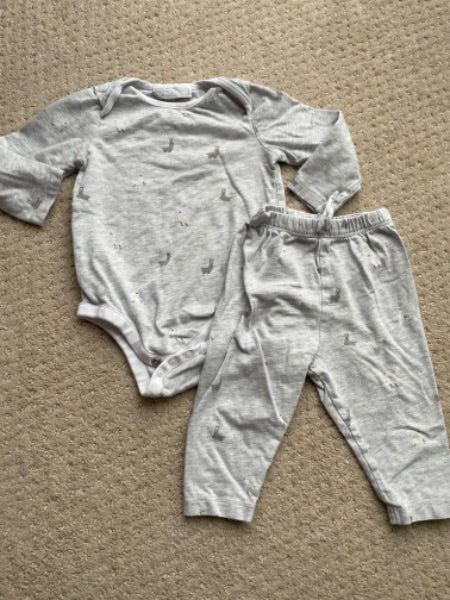 White Company 🇬🇧 (UK Brand) - Grey pyjama set with llamas , Kids 9 Month (6-9M)